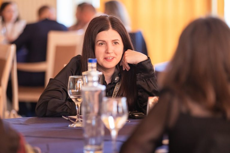 Participant care își notează gândurile într-un carnet în timpul unui atelier