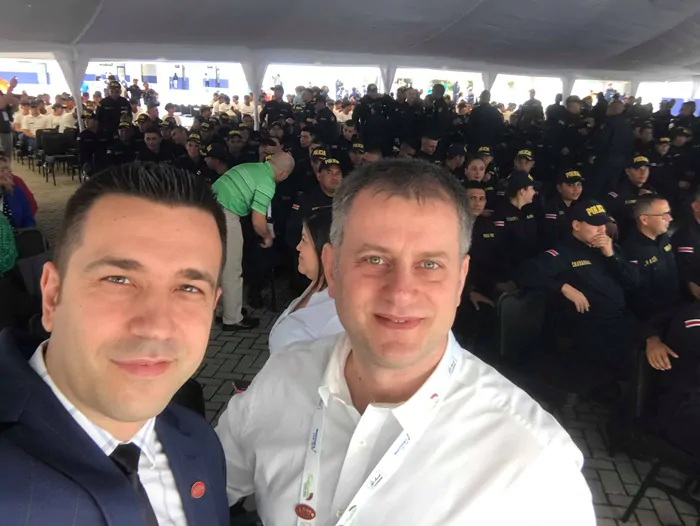 Doi voluntari români Maxwell la ceremonia de absolvire a școlii de poliție din Costa Rica, martie 2018