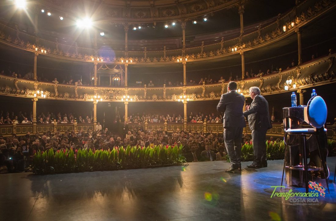 John Maxwell și traducătorul lui pe scena Teatrului Național din San José, în fața sălii pline, Costa Rica, martie 2018