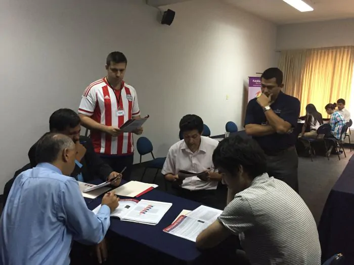 Masă rotundă de valori la Asunción, Paraguay, în februarie 2016, condusă de un voluntar Maxwell